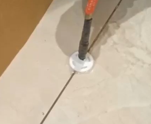 郧西瓷砖空鼓维修公司专业解答瓷砖在铺贴过程中，如果没有涂抹均匀到位的粘结材料（如水泥砂浆或瓷砖胶），可能会导致以下问题