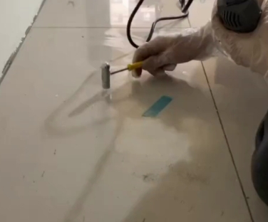 郧西瓷砖开裂维修公司专业分享瓷砖在铺贴前如果没有沥干水分，将会导致以下问题